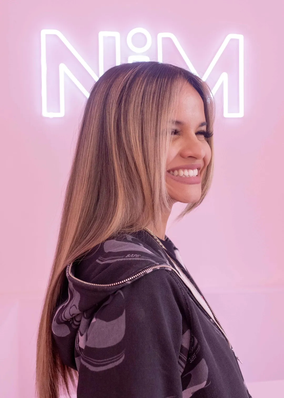 Estilista de NiM Salón peinando a una clienta